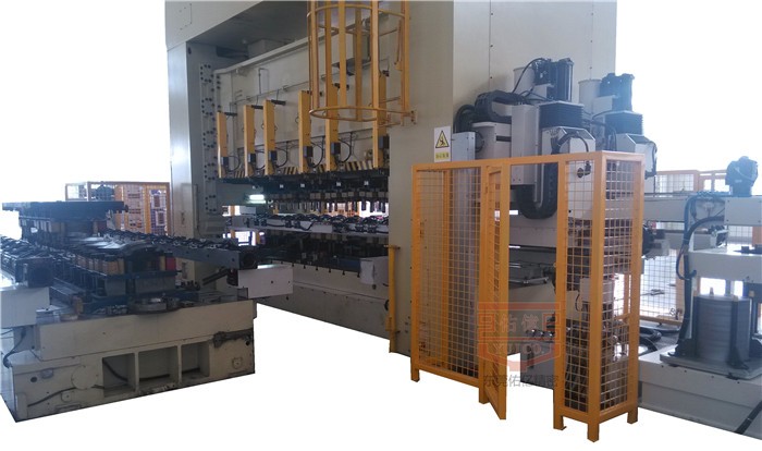 三次元機(jī)械手需要配套哪些設(shè)備使用實(shí)現(xiàn)多工序沖壓生產(chǎn)？